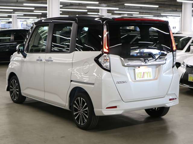 雨が降ってもゆったりと車選びができる全天候型立体展示場！エスカレーター完備！