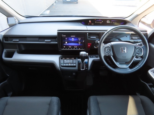 インパネシフトで足元スッキリ！運転席もゆったりしているのでゆとりを持って運転できます。