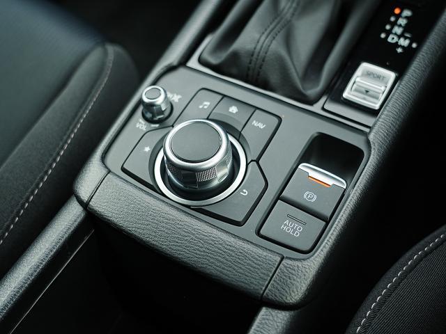 マツダコネクトを操作するコマンダーコントロールです。運転中に自然と手の触れる位置に配置されています。