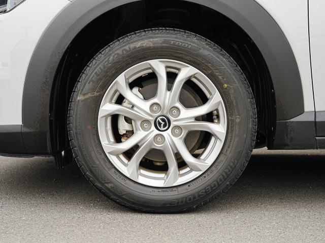 実際の大きさよりも大きく見えるよう、彫刻的なデザインを採用した16インチアルミホイールです。