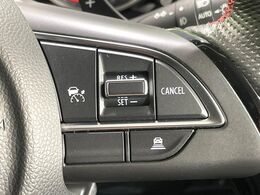 【アダプティブクルーズコントロール】高速道路での長距離走行が楽に！！自動で速度を保つクルーズコントロールが、衝突軽減システムと連携し、前方の車両を感知して車間を保つように速度調節してくれます！！