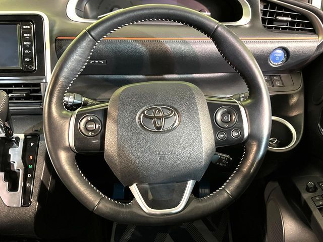 【純正革巻きステアリング】上質な革を使用することで、手にしっかり馴染みとても運転しやすいハンドルです♪