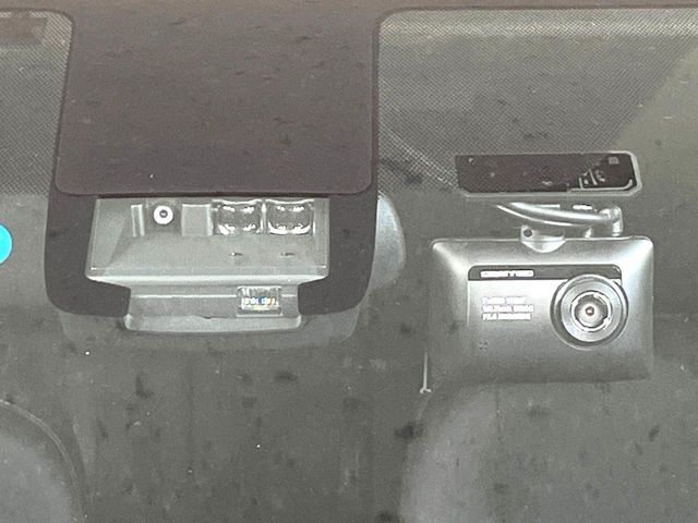 【トヨタセーフティセンス】走行中に前方の車両等を認識し、衝突しそうな時は警報とブレーキで衝突回避と被害軽減をアシスト。より安全にドライブをお楽しみいただけます。