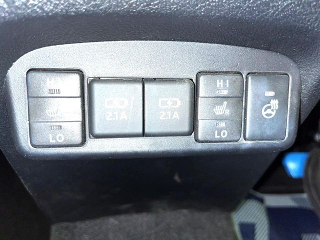 【シートヒーター】寒い日に重宝するシートヒーター！エアコンより早く温まってくれるので寒がりの人も安心ですね♪エアコンの温風は乾燥するから苦手、という方にもをおすすめです。