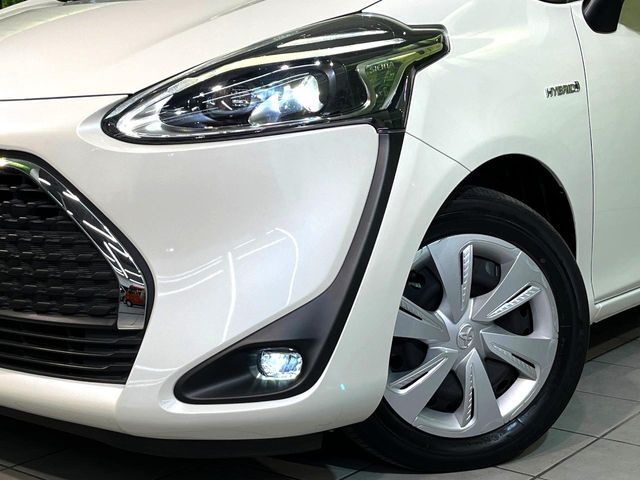 【LEDヘッドライト】悪天候や夜間走行時も良好な視界を確保し安心して運転できる高輝度LEDヘッドライトを装備！点灯速度が早く、消費電力も抑えられています。