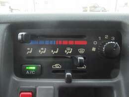 快適装備のエアコン付き♪エアコンが有るのと無いのとでは運転中の快適さがまったく違いますよね♪軽トラックではエアコンは最重要装備の1つです♪