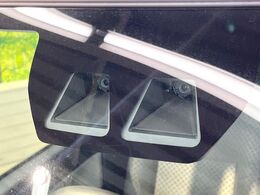 【スマートアシスト】走行中に前方の車両等を認識し、衝突しそうな時は警報とブレーキで衝突回避と被害軽減をアシスト。より安全にドライブをお楽しみいただけます。