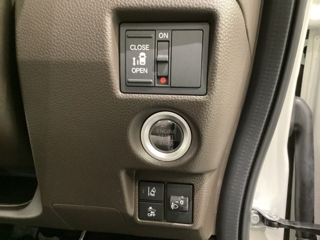 左側電動スライドドアは運転席から操作ができるよう、操作スイッチが付いています。Hondaセンシング用のVSA解除とレーンキープアシストシステムなどのメインスイッチも装備しています。