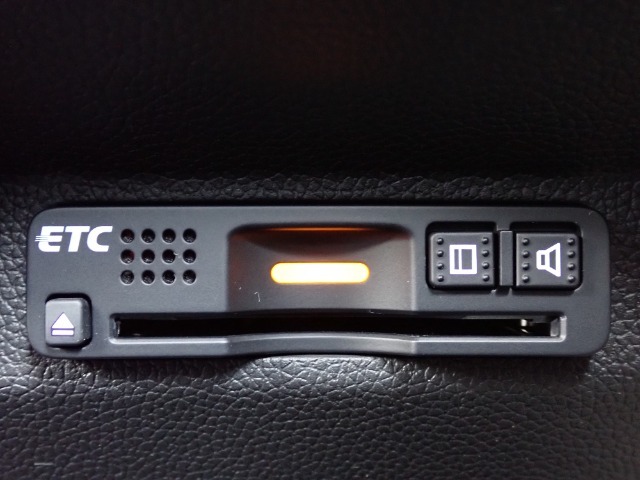 ■【ETC車載器】が装備されています。セットアップをしてお渡しとなり、ETCカードを差し込むだけで高速道路の利用が可能です。