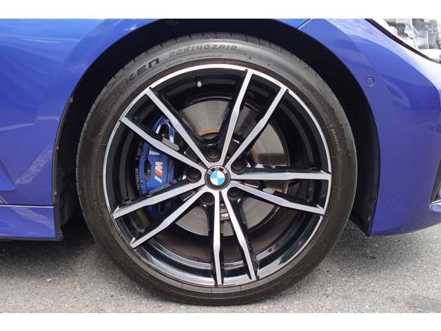 【BMWアロイホイール】軽量かつ強度に拘ったアロイホイール。走行性能ポテンシャルを引き出す設計。タイヤのサイドウォールが強化されたランフラットタイヤは、パンク時にタイヤがつぶれてもリムから外れません。