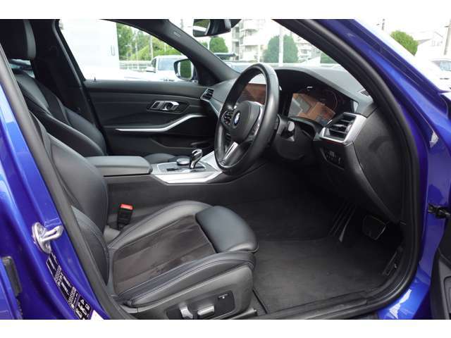 【運転席シート】人間工学に基づき形成した形状が長時間のドライブ疲労も軽減します。すべての走りを特別な出来事に変える様に設計されています。