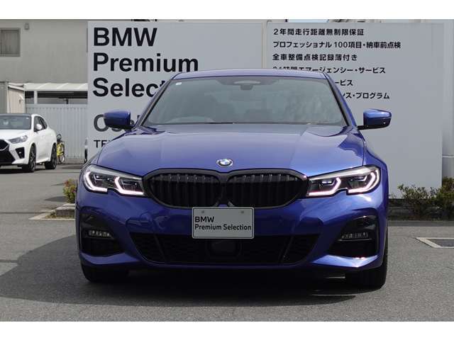 BMWの代名詞の【キドニーグリル】グリルが腎臓のように見えるので【キドニー】と呼ばれるようになりました。一目見ただけでBMWであると認識できる確固たるアイコンとして存在感を放ちます。
