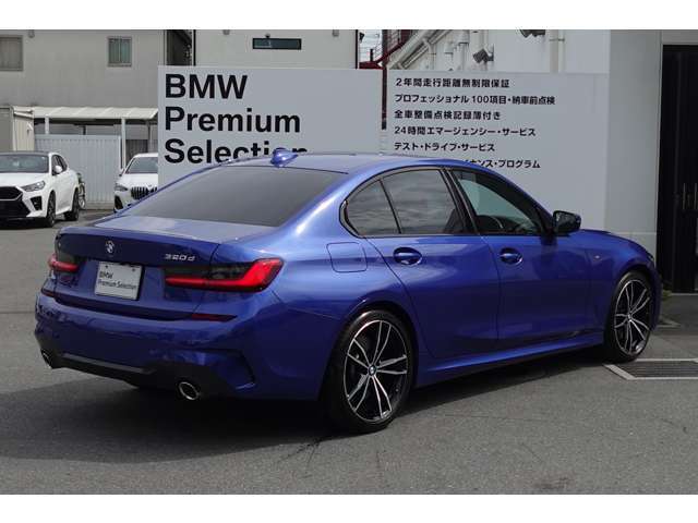 スタイリッシュなリアビュー。リアフォグランプを採用し、悪天候の走行時に後続のドライバーにし車両を示します。デザインだけではなく、安全面にも抜かりが無いBMWで駆け抜ける喜びを体感下さい。