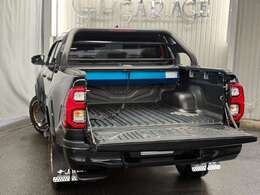 純正ベッドライナー、シャッター式トノカバー＆スポーツロールバー