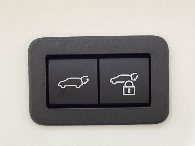 【パワーバックドア】スマートキーや運転席のボタンを押すだけでリアゲートが自動で開閉します！荷物を持っている時や、高い位置にあるバックドアを閉める際に便利な機能です♪