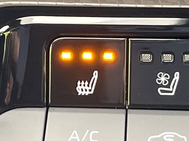 【シートベンチレーション】夏場は涼しい風でお尻や背中の熱やムレを防ぎ、冬はエアコンよりも早く温まってポカポカに！季節を問わず快適に過ごせます。