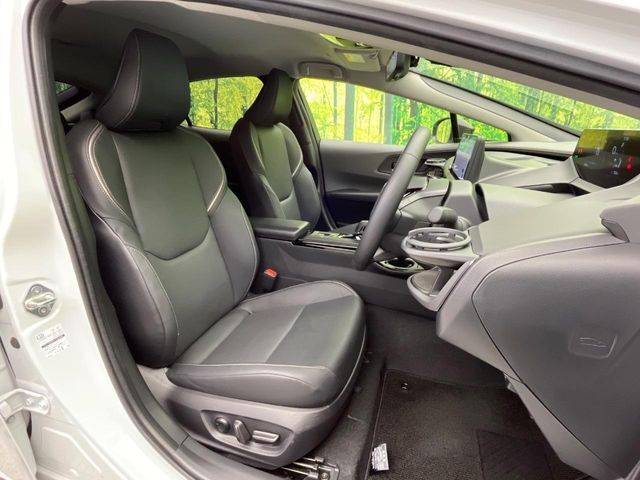 【合皮レザーシート】汚れのふき取りが容易でメンテナンスもが簡単な、機能性に優れる合成皮革を採用した上質なシートです。座り心地もよく、高級感あふれる心地良い車内空間を演出してくれます。