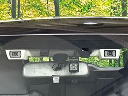 【アイサイトVer3】前方の車両等を検知し、衝突しそうな時は警報で注意を促し、ブレーキを踏む力をサポート。ブレーキを踏めなかった場合は衝突被害軽減ブレーキが作動、衝突回避をサポートします。