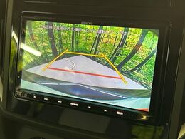【バックカメラ】駐車時に後方がリアルタイム映像で確認できます。大型商業施設や立体駐車場での駐車時や、夜間のバック時に大活躍！運転スキルに関わらず、今や必須となった装備のひとつです！