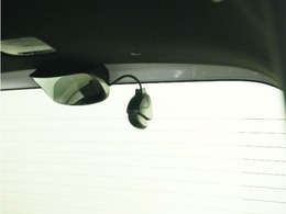 この車にはリアにもドライブレコーダーを装備しております◆映像・音声などを記録する自動車用の装置です。　もしもの事故の際の記録はもちろん、旅行の際の思い出としてドライブの映像を楽しむことができます。