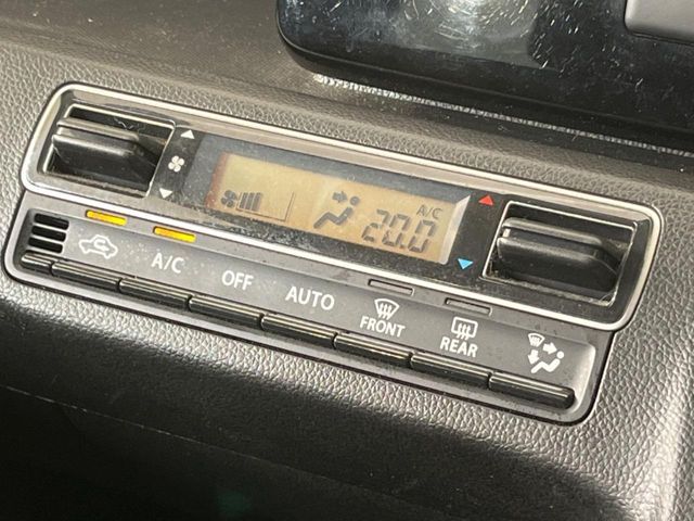 【オートエアコン】一度お好みの温度に設定すれば、車内の温度を検知し風量や温度を自動で調整。暑い…寒い…と何度もスイッチ操作をする必要はありません。快適な車内空間には必須の機能ですね♪