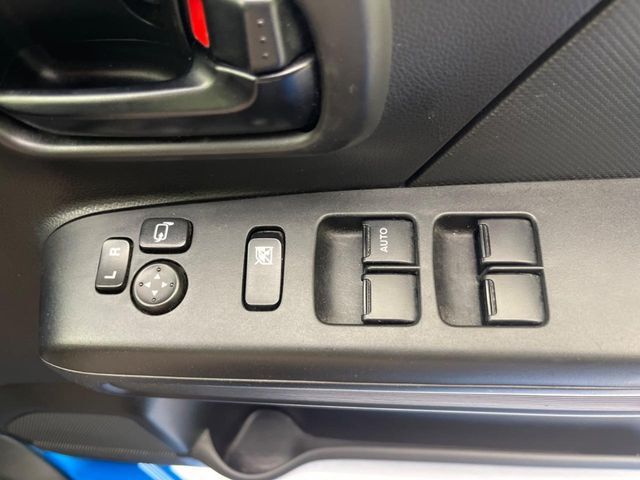 【電動格納ミラー】サイドミラーは電動格納式となっており、狭い駐車場でもキズがつくリスクを抑えられます。
