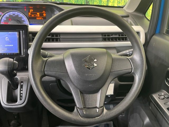 インテリアに合わせたデザインのステアリングは、運転される方のことも考え、運転しやすい形状、大きさです。是非一度、実際に触ってお確かめください。