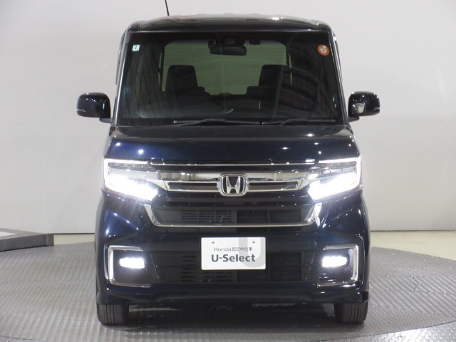 ハロゲンより明るく、より遠くまでさらなる安心感のあるLEDヘッドライトを採用。点灯忘れも防止できるオートライトコントロール機構付きです。