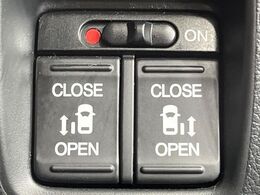 【両側パワースライドドア】スマートキーや運転席のスイッチで後席両側スライドドアの開閉が可能♪電動だから力を入れてドアを開ける必要が無く、小さなお子様でも簡単に開け閉めでき快適です♪