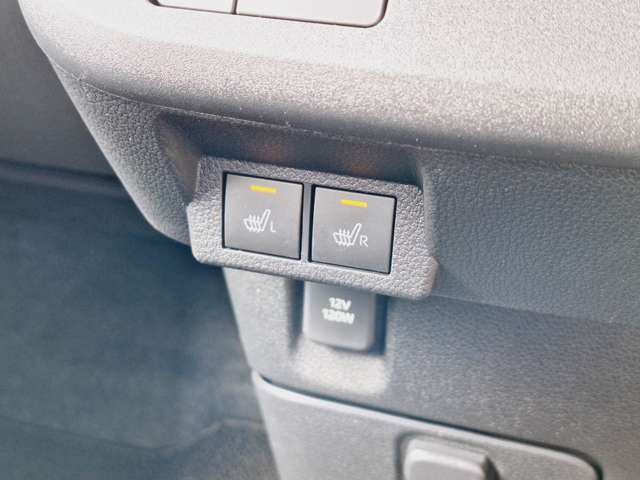 運転席と助手席に座面があたたまる快適装備のシートヒーター付き♪