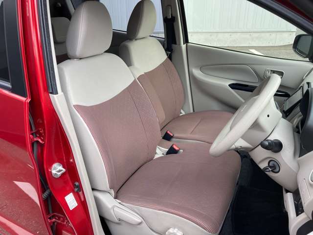 前席です。センターコンソールが無いので車内での左右移動が出来ます。
