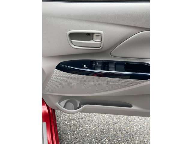 全席パワーウィンドウとなっています。運転席はオートになっているのでワンタッチ開閉することが出来ます。