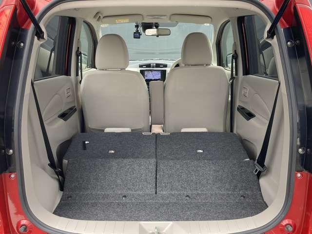 後部座席を倒すと少し長さのある荷物も積載することが出来ます。