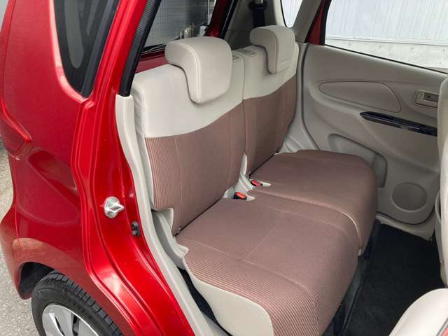 後部座席です。足元もゆったりとあります。