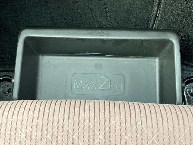 助手席の下にはちょっとした収納があるので便利です。