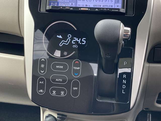 オートエアコンで温度調整も楽チン！四季を問わず快適に運転することが出来ます。