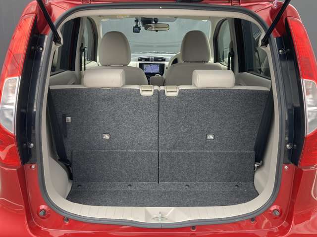 後部座席に座れる状態でも荷室はこれだけの広さがあるのでお出かけやお買い物にも重宝します。ついつい買い物しすぎても安心ですね♪