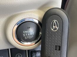 【キーフリーシステム】カバンやポケットに入れたままでもドアの施錠・解錠が可能なスマートキーを装備。エンジンのオン・オフ時もカギを取り出す必要が無いからとっても便利です♪