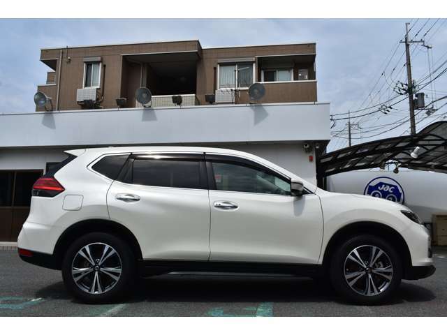 上品なパールホワイトのボディカラー。。。ボディには細かな傷レベルしかなく目立つダメージ等ございません。美しい状態を保っております。1オーナーで大切に使用されていたのが伺えます。