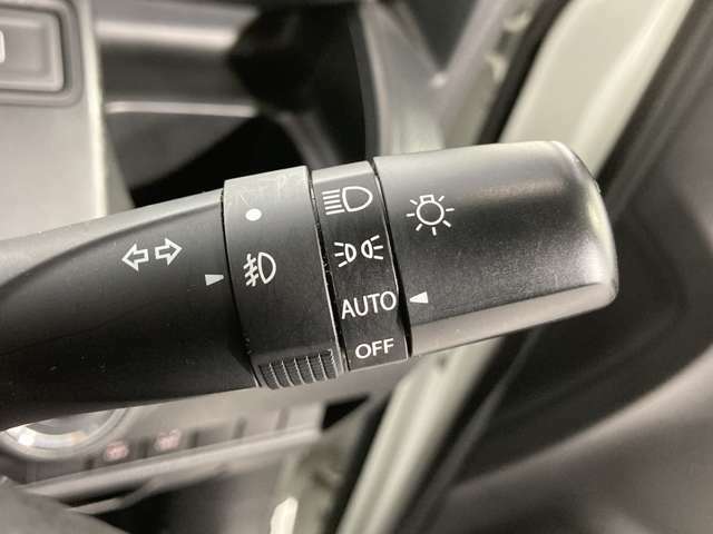 【オートライトシステム】 車外の環境に合わせてライトを点灯します☆トンネル入り口では瞬時に点灯するなど、点灯、消灯を車外の明るさに応じて行います！！！