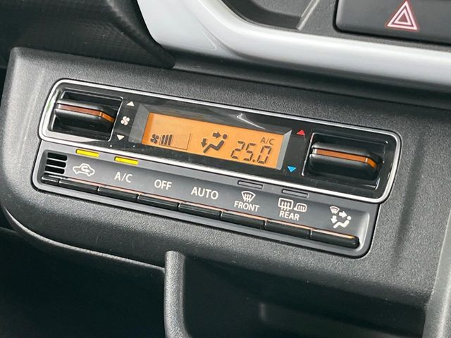 【オートエアコン】一度お好みの温度に設定すれば、車内の温度を検知し風量や温度を自動で調整。暑い…寒い…と何度もスイッチ操作をする必要はありません。快適な車内空間には必須の機能ですね♪