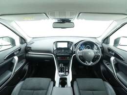 インパネ廻りと運転席です！多機能ながらもスッキリとまとまったインパネ廻りは運転操作に迷いにくくなっております！
