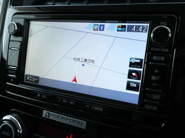 【ナビ】ナビが備わっておりますので、慣れない道でも安心♪ ナビ画面にバックカメラ映像を映すことも可能ですので、駐車の際にも便利です！