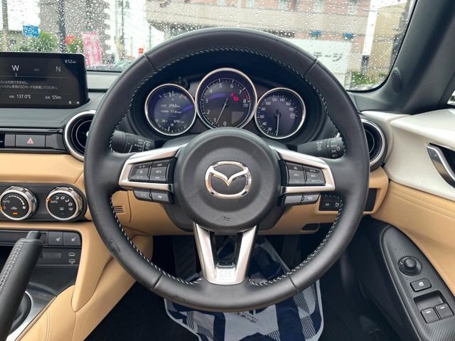 【純正革巻きステアリング】上質な革を使用することで、手にしっかり馴染みとても運転しやすいハンドルです♪