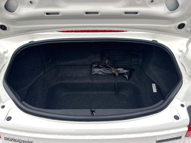 普段のお買い物や通勤、送迎等に十分な荷室スペースを確保しております。
