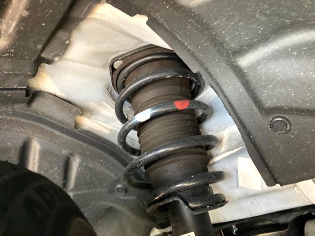 お車を安心してお乗りいただく為には、足回りの定期点検が欠かせません。サービスサポート（有償保証）では無料点検もご提供しており、安心のカーライフをお過ごしいただけるサポート体制が整っています。