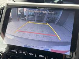 【バックカメラ】駐車時に後方がリアルタイム映像で確認できます。大型商業施設や立体駐車場での駐車時や、夜間のバック時に大活躍！運転スキルに関わらず、今や必須となった装備のひとつです！