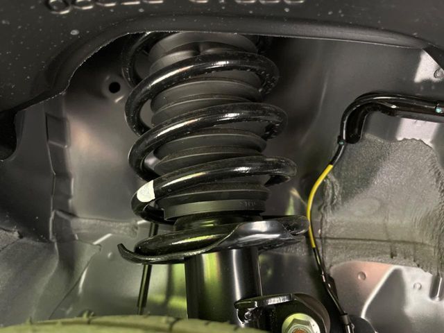 お車を安心してお乗りいただく為には、足回りの定期点検が欠かせません。サービスサポート（有償保証）では無料点検もご提供しており、安心のカーライフをお過ごしいただけるサポート体制が整っています。