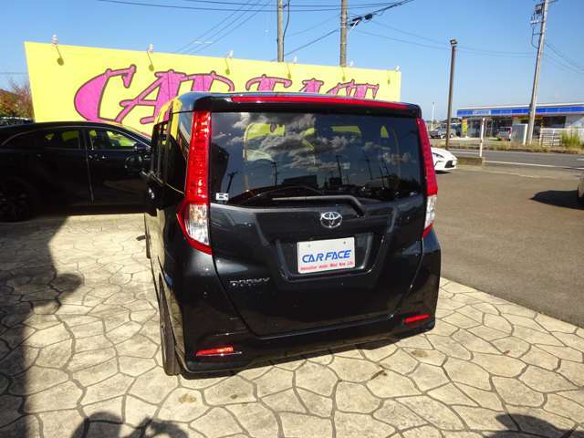 バックモニター付きですので車庫入れ等、運転に自身のない方でも安心です！リアワイパーもついてます。