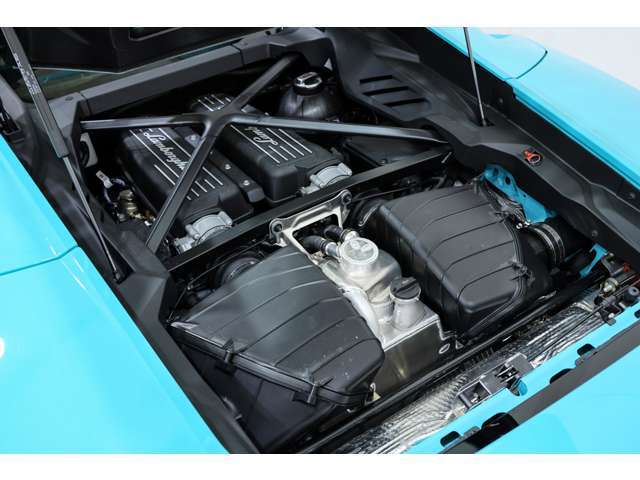 8500 rpmまで回るV10エンジンは5.2 Lの排気量を持つとは思えないほど軽快で繊細な高音サウンドを奏でます。
